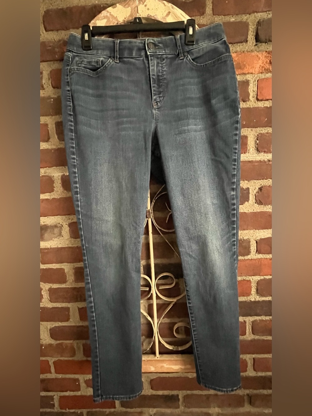 **SOLD** 
Gloria Vanderbilt - All Around Slimming Effect Curvy Stretchy Jeans